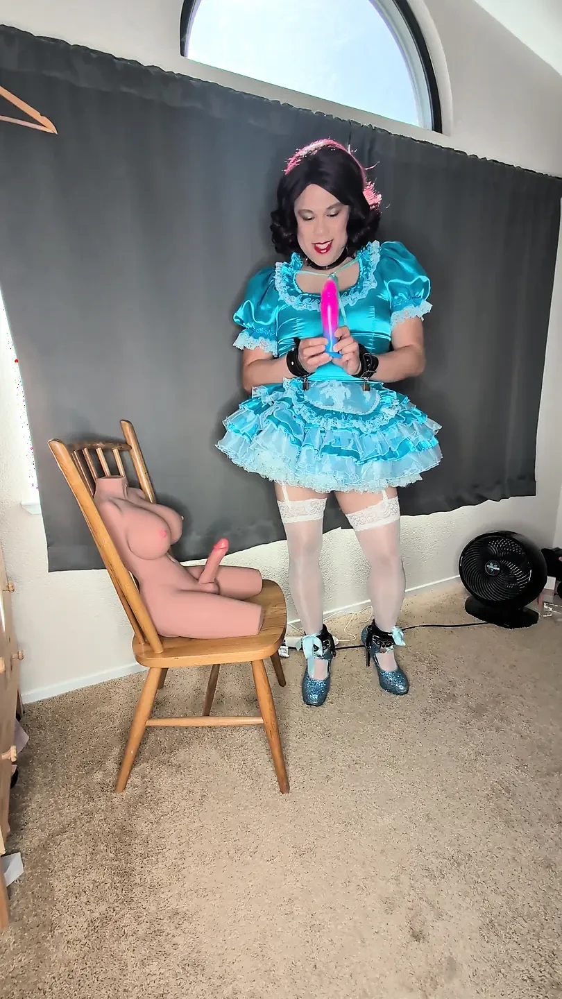 Satin Sissy maid pluggar sig själv och suger sin docka
