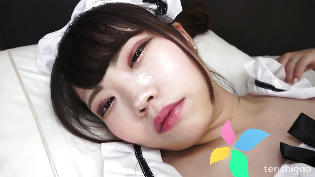 Asami Wakana est une femme au foyer habillée en costume se tape le livreur