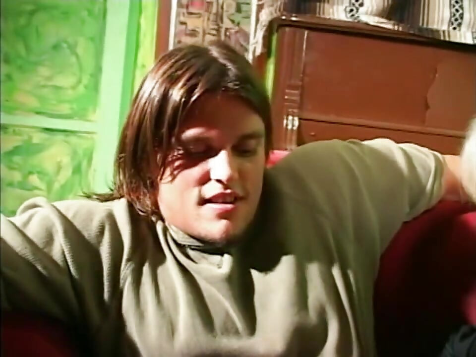 MILF blonde seksi di atas zakar... Pancutan mani dalam mulut