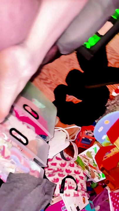 लाल बालों वाली हॉट पत्नी पैरों से लंड चुसाई करती है और फिर उसे क्रीम पाई के साथ डॉगी स्टाइल में लेती है।