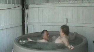 Plaisir dans le bain à remous.