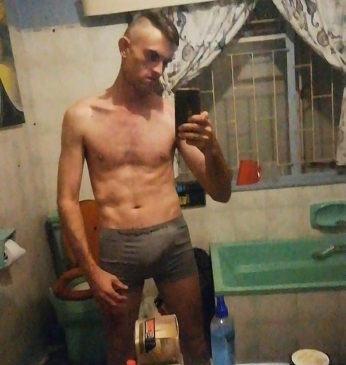 Saloh Cin masturbándose la erección en su ropa interior