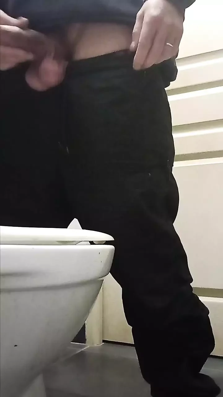 Видео Парень Дрочит В Общественном Женском Туалете Видео Парень Дрочит В Общественном Женском Туалете