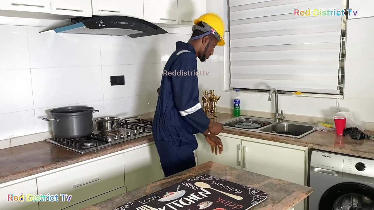 Esta sou eu implorando ao encanador para me foder, certo eu. Minha cozinha