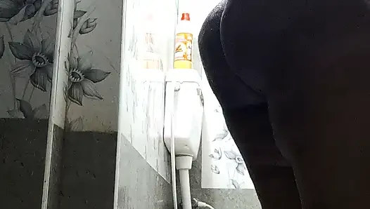 Tamil bayan banyo yapıyor