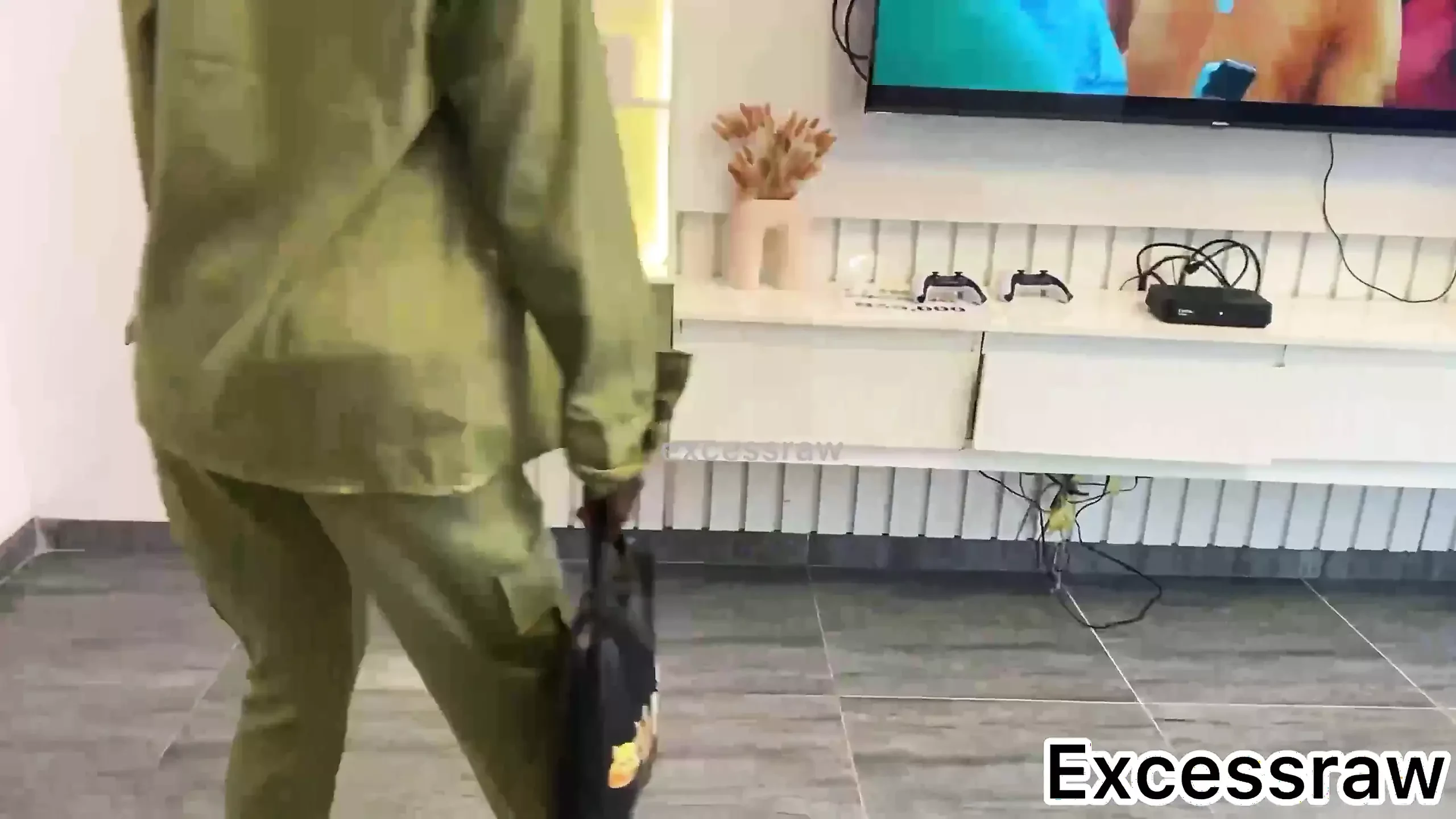 Çifte penetrasyonda çok zevk alan ve sonunda arkadaşları tarafından üzerine boşalan yaramaz sıska kızla sert fahişelik