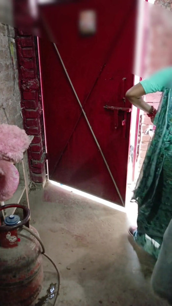 Seeing sister-in-law alone in broad daylight,Hindi Sexy Video,Indian Sexy Video,Desi Sexy Video,Sexy Video,Sex Video… | Clip 2