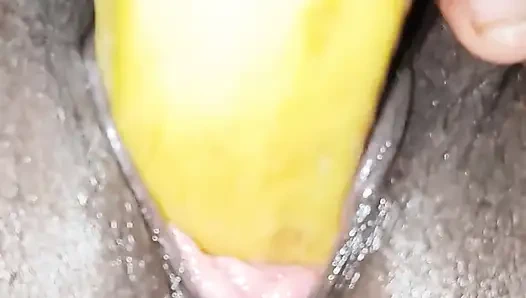 Karım amının içine muz sokuyor