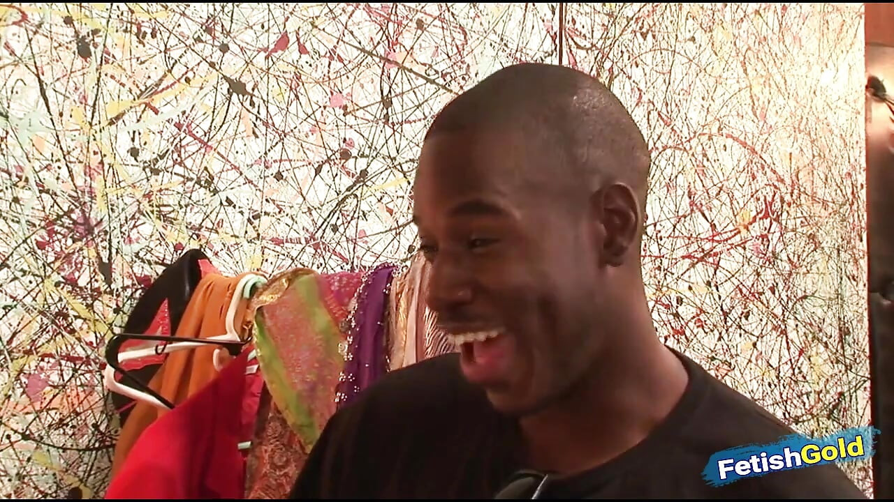 Une petite brune se fait détruire sa chatte étroite et sa bouche par une énorme bite noire