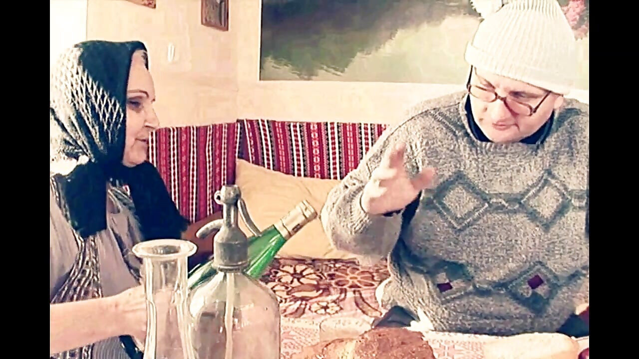 คู่รักชายแก่เย็ดกับเธอโดนน้ําแตกบนหี