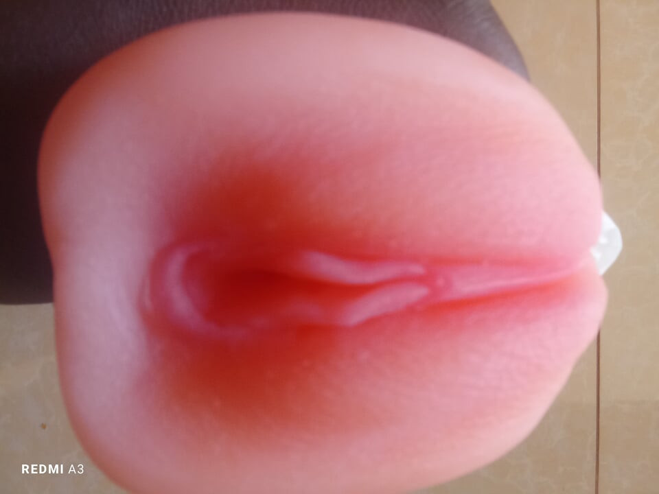 Moto265 crni kurac sprema se oploditi lutku za pičku.