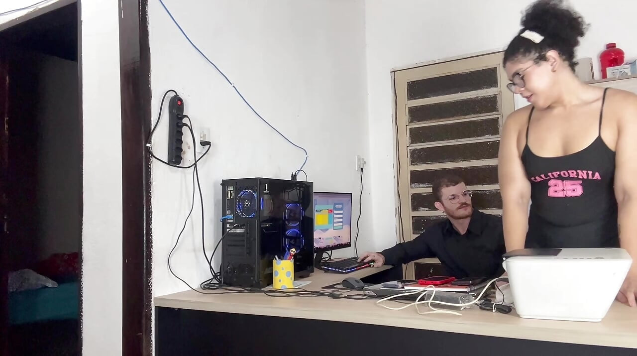 Nestašna tajnica popušila šefu tvrtke kako bi se promovirala