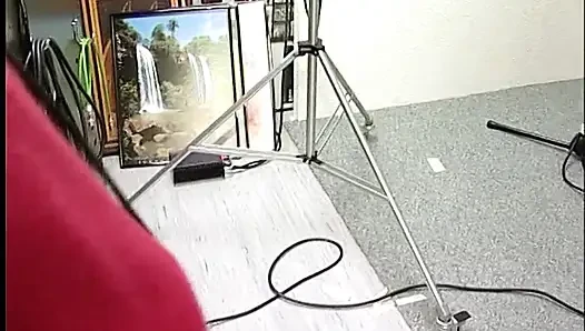 Brünette schlampe bläst schwanz und wird beim casting von hinten geknallt