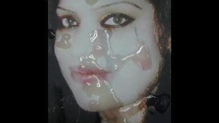 Gman jouit sur le visage d&#39;une beauté indienne (hommage)