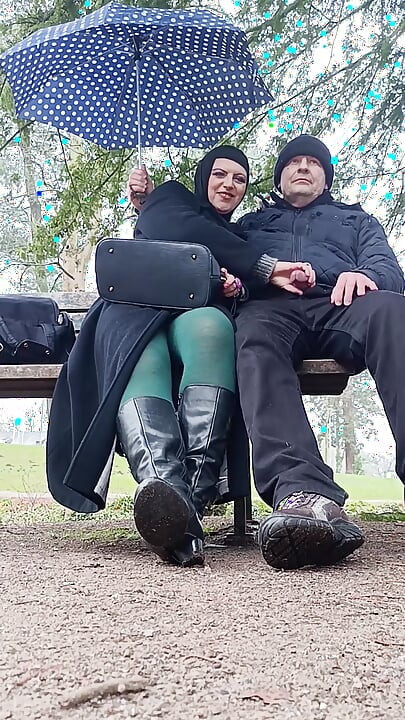 我在公园里和我的情人给老公戴绿帽。（我页面上的完整视频）