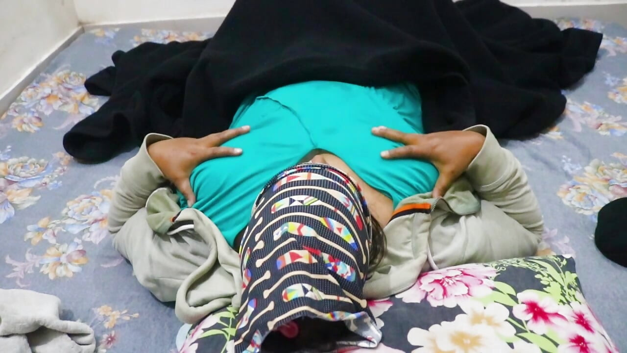 First Time desi village bhabi halka kore chude delam bhabi to moha khuse