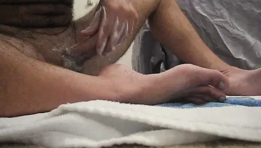 Güzel ayaklarımı gösteren iki elimle büyük yarağımı sikiyorum