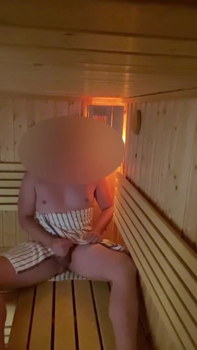 Zapanjujući trenutak iz "Ogromnog olakšavajućeg svršavanja u sauni, skoro uhvaćen kako"