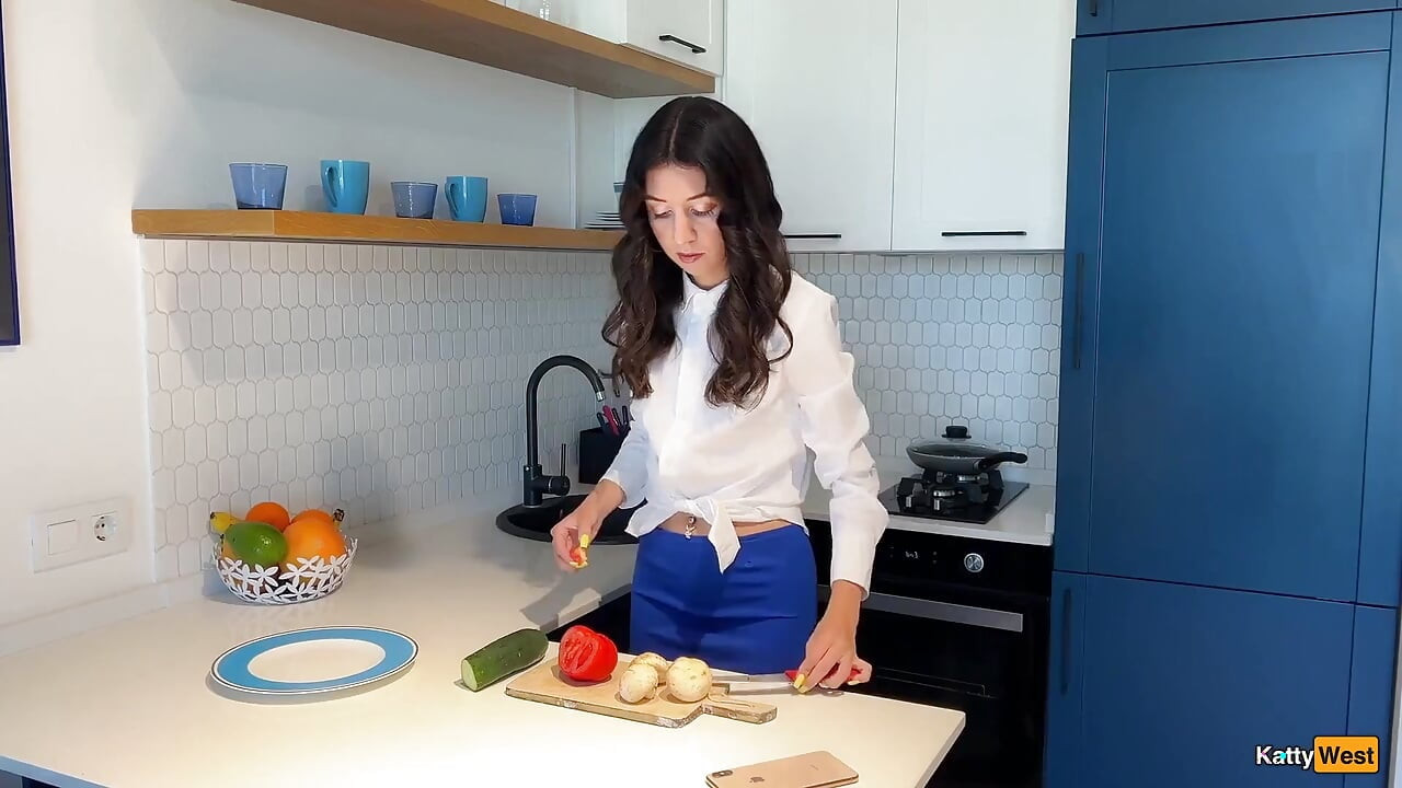 Katty West apprend à son voisin à faire une salade, mais sa bite devient dure - sexe anal
