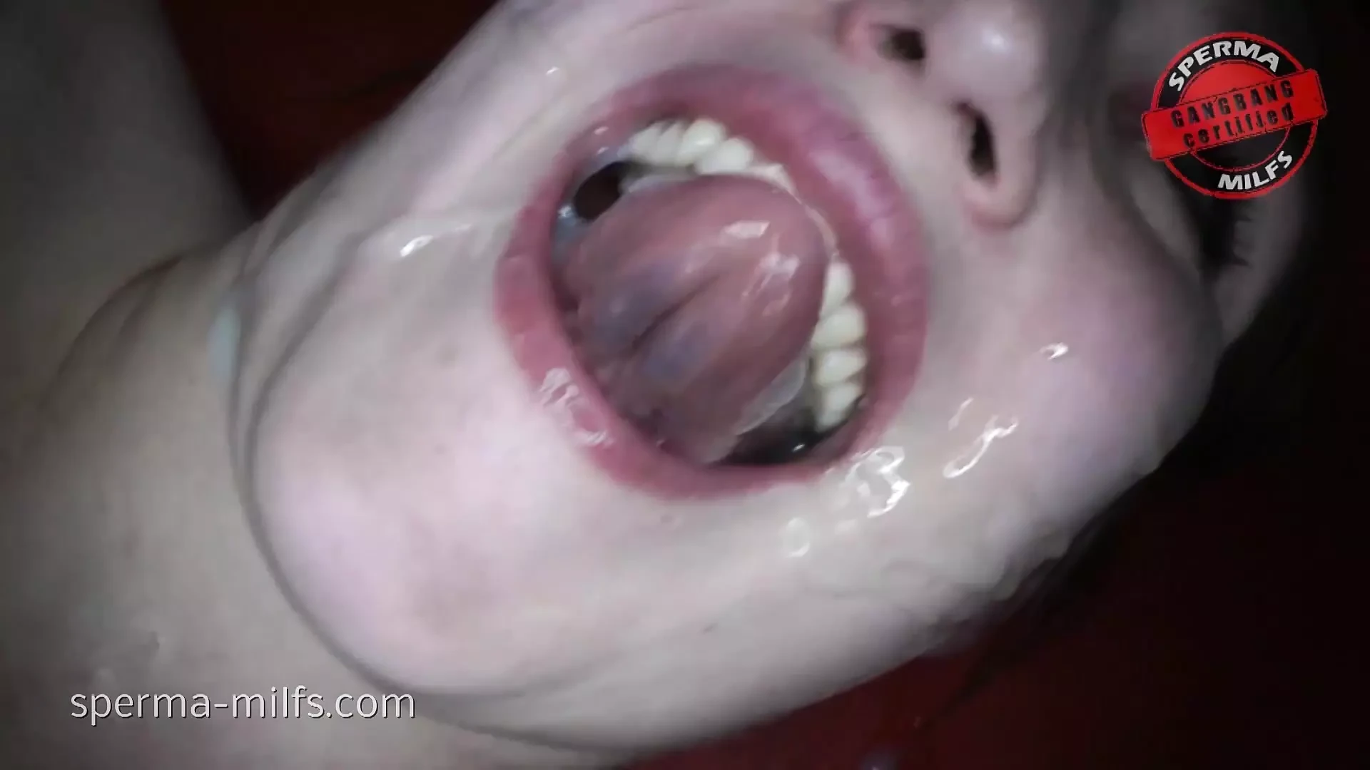 Julia si tante seksi lagi asik muasin memeknya di festival sperma - 50727