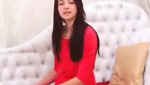 Gadis remaja rambut cokelat pamer kaki