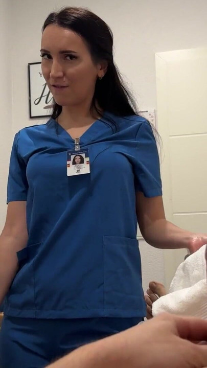 Ma belle-mère masseuse m’a fixé les genoux - avec sa bouche | Clip 1