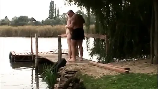 Pirang gemuk bercinta di pantai