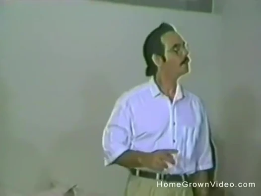 Seksi sarışın hizmetçi ev sahibi tarafından sikiliyor