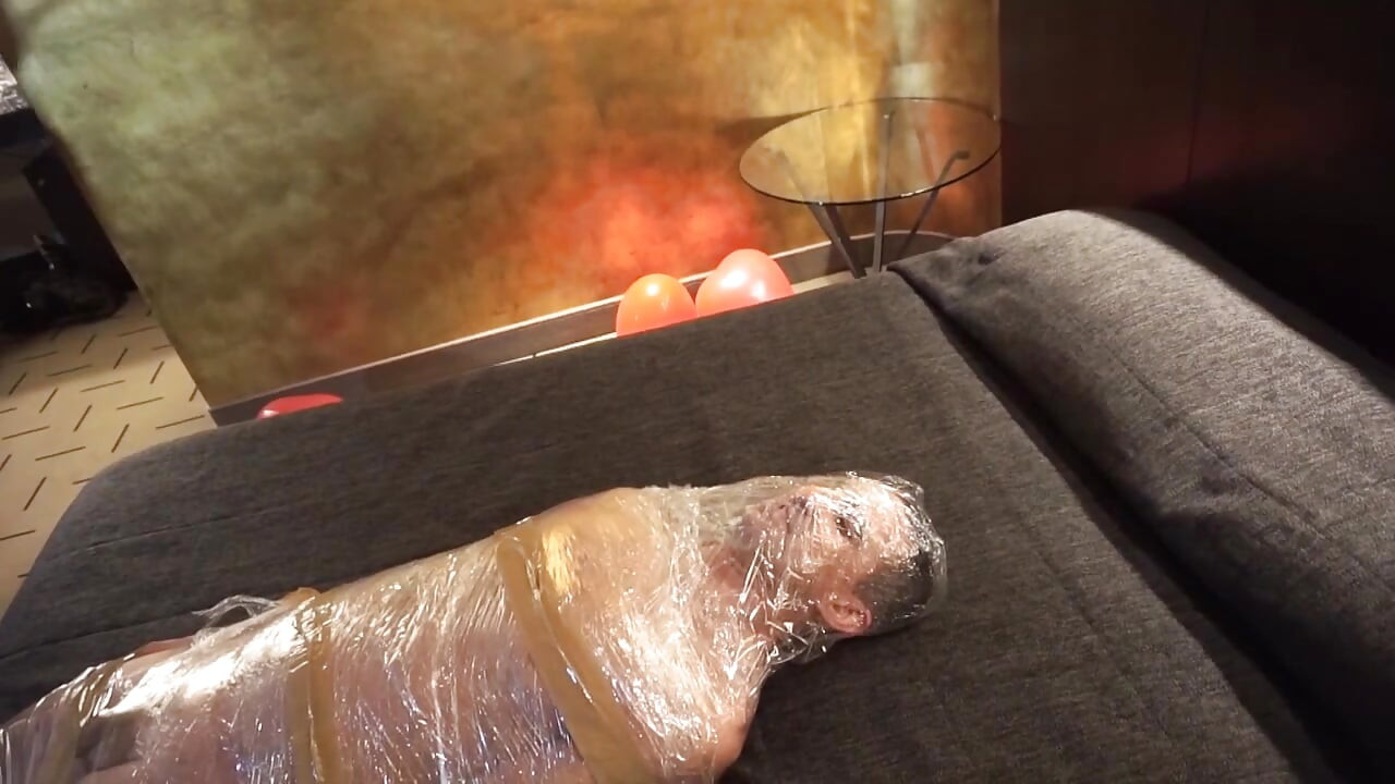 Femdom meisje stopt haar slaaf in tape bondage