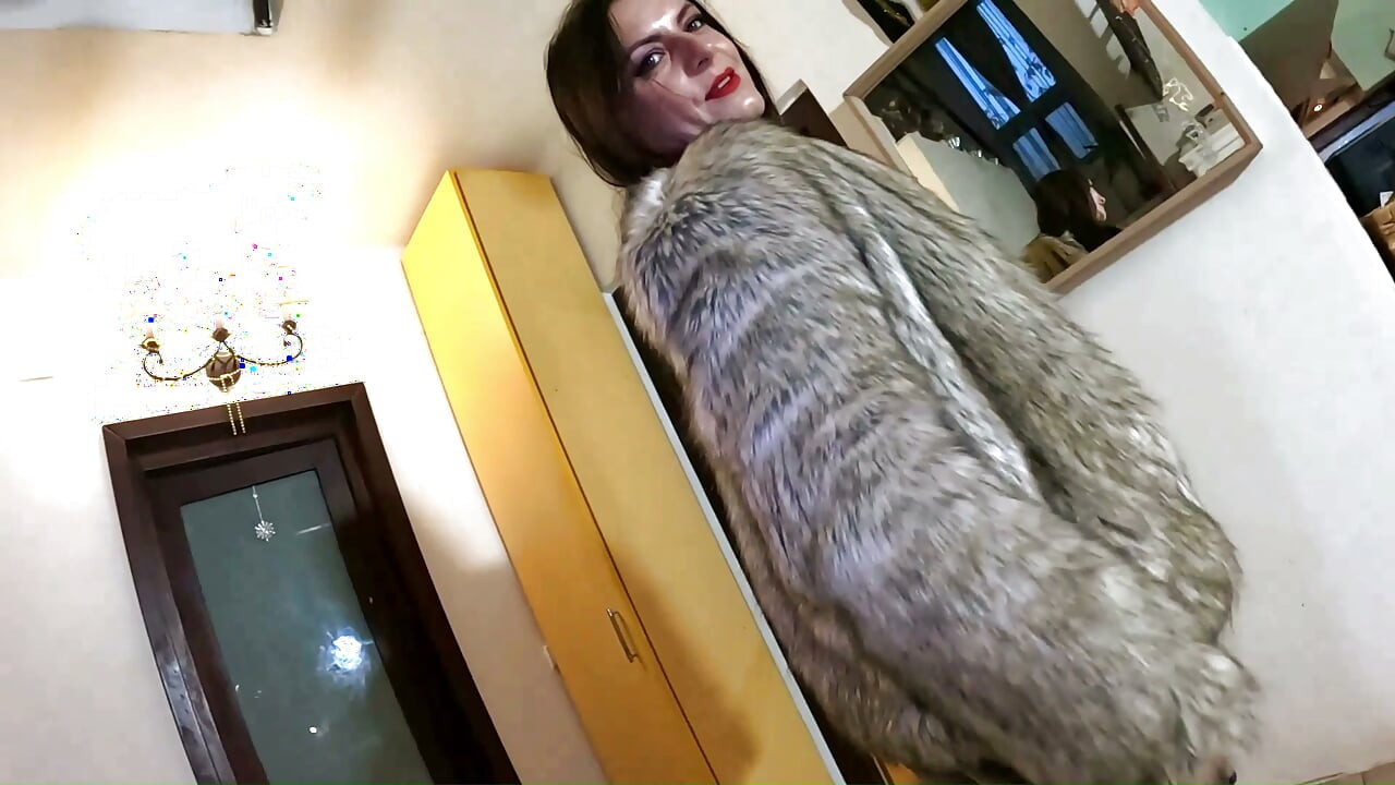 เฟอร์และหนัง Fetish ของ MILF ดูดควยลึก น้ำแตกใส่หน้า และน้ำแตกสองรอบบนเสื้อผ้า