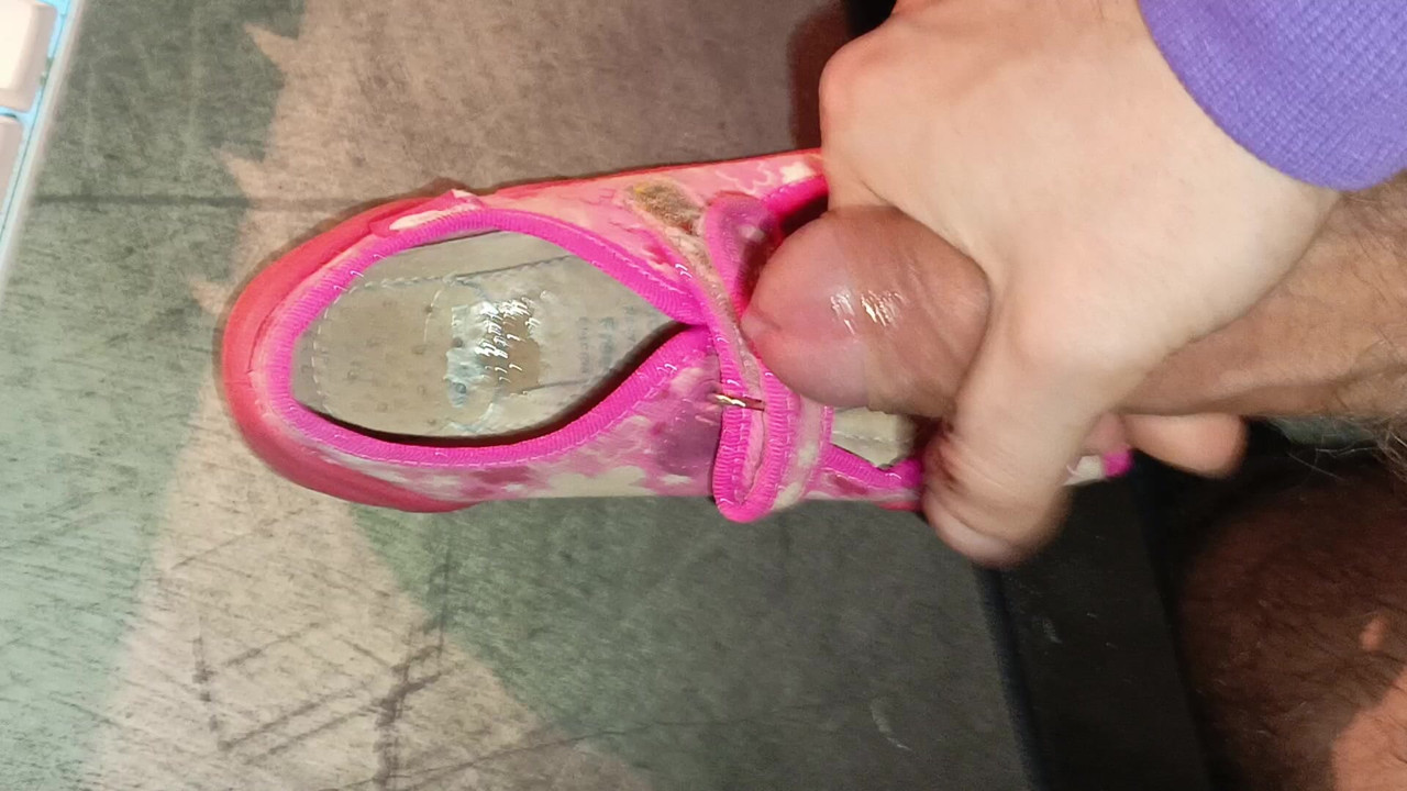 작은 신발에 정액 발사