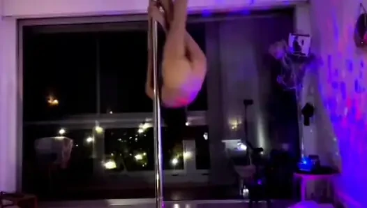 Çıplak topuklu ayakkabılar ve dildo