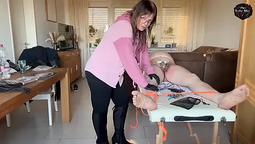 Mia budak seks domlady mencambuk dan menghukum budak seksnya dengan listrik dan kawat gigi - bagian 6