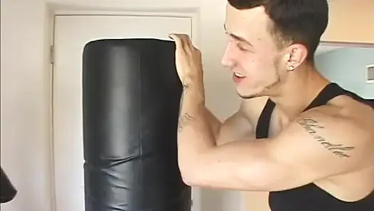 Büyük memeli sarışın hatun antrenmandan sonra sikiliyor ve yüzüne boşalma