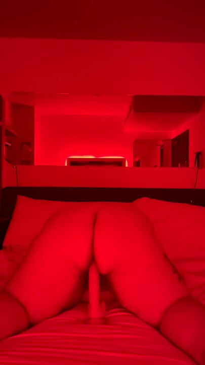 Tante semok kulit putih lagi asik ngentot dildo