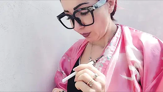 Luangkan waktu untuk istirahat dengan saya sementara aku merokok sensual