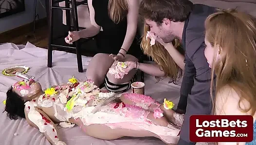 Ulang tahun gadis dalam permainan kue ulang tahun Strip Torange