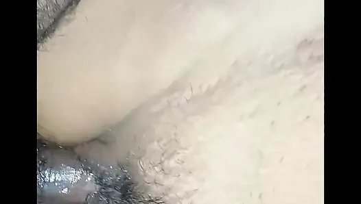 Padosan bhabhi ke chut chatkar pani nikal diya