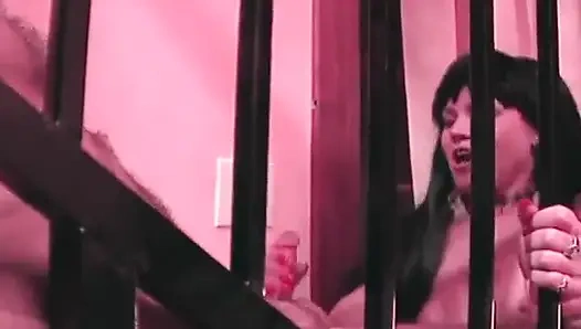 Halka açık merdivenlerde fışkırtarak fışkırtmak için parmaklanıyor