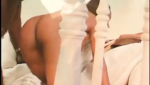 Dua cewek pemandu sorak kulit hitam nyepong dan ngentot kontol kayak pro