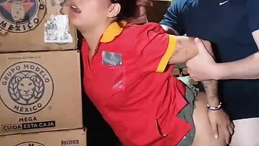 Bodrumdaki mağazada kasiyer benim