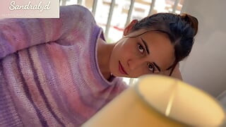 Usamljena španska devojka u svojoj spavaćoj sobi