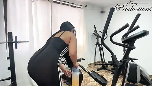 Мужик с обслуживанием в спортзале получает награду за глубокую глотку - натуральная красотка