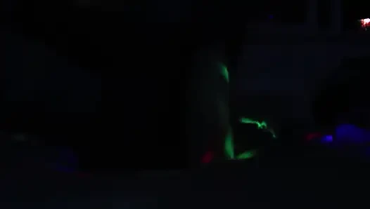 Romantik çift seks partisinde neredeyse yatağı ve kamerayı kırıyor