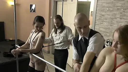 Meliss und Zoë bekommen spanking