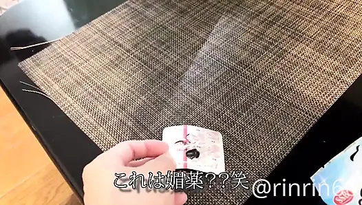 Gadis sekolah 18 tahun kepergok masturbasi di toilet sekolah. Sudut rendah, afrodisiak, sepong sampai doggy berdiri di ruang binatu.