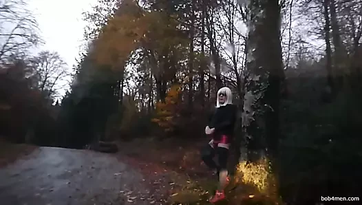 exhibe sous la pluie d'une salope