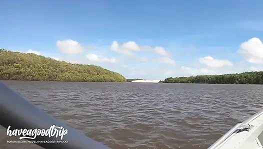 Dread Hot tidak bisa melihat tempat kosong di seprai Maranhão, yang sudah ingin duduk di penisku