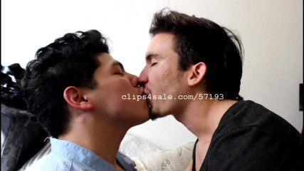 Bae Cupido en Iago Downey zoenen video 7