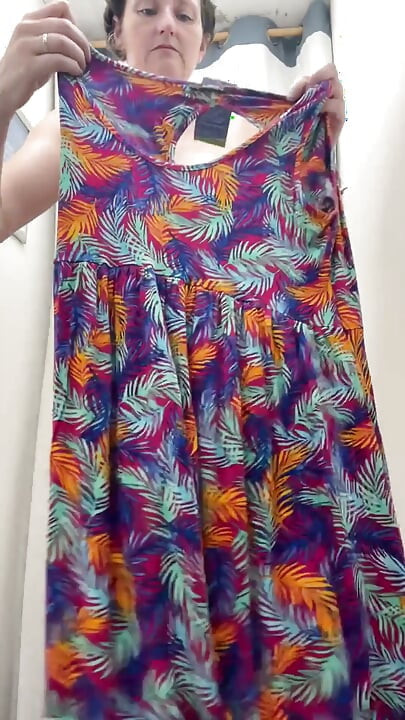 Striptease in een winkel als ik naakt ga om jurken en een bikinitopje te passen